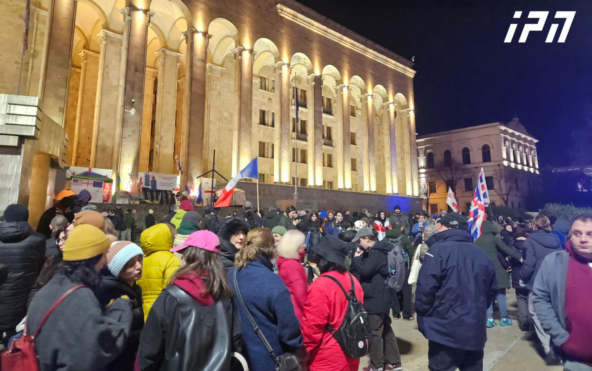 საპროტესტო მსვლელობის მონაწილეები პარლამენტთან დაბრუნდნენ