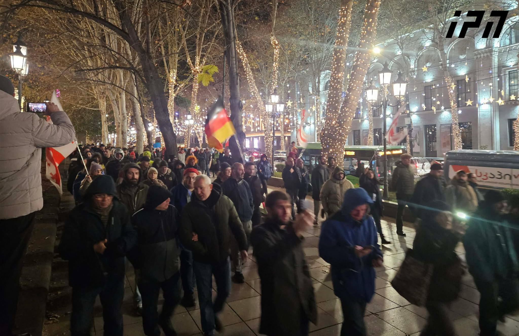 რუსთაველის გამზირზე შეკრებილებმა საპროტესტო მსვლელობა დაიწყეს