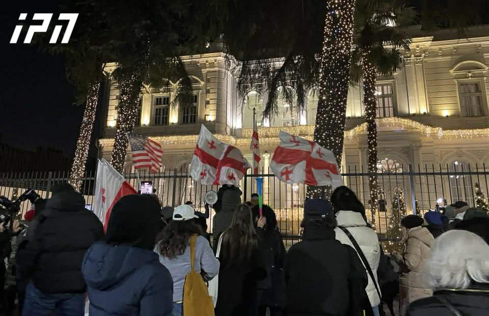 საპროტესტო მსვლელობის მონაწილეები ორბელიანების სასახლესთან მივიდნენ