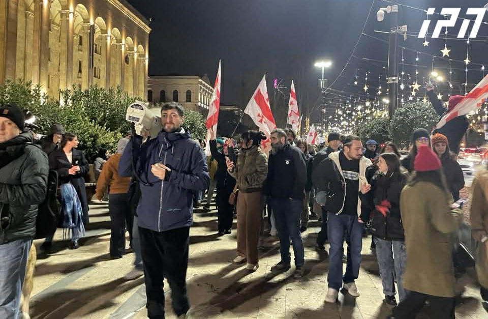 პარლამენტთან შეკრებილი აქციის მონაწილეები მსვლელობას მართავენ