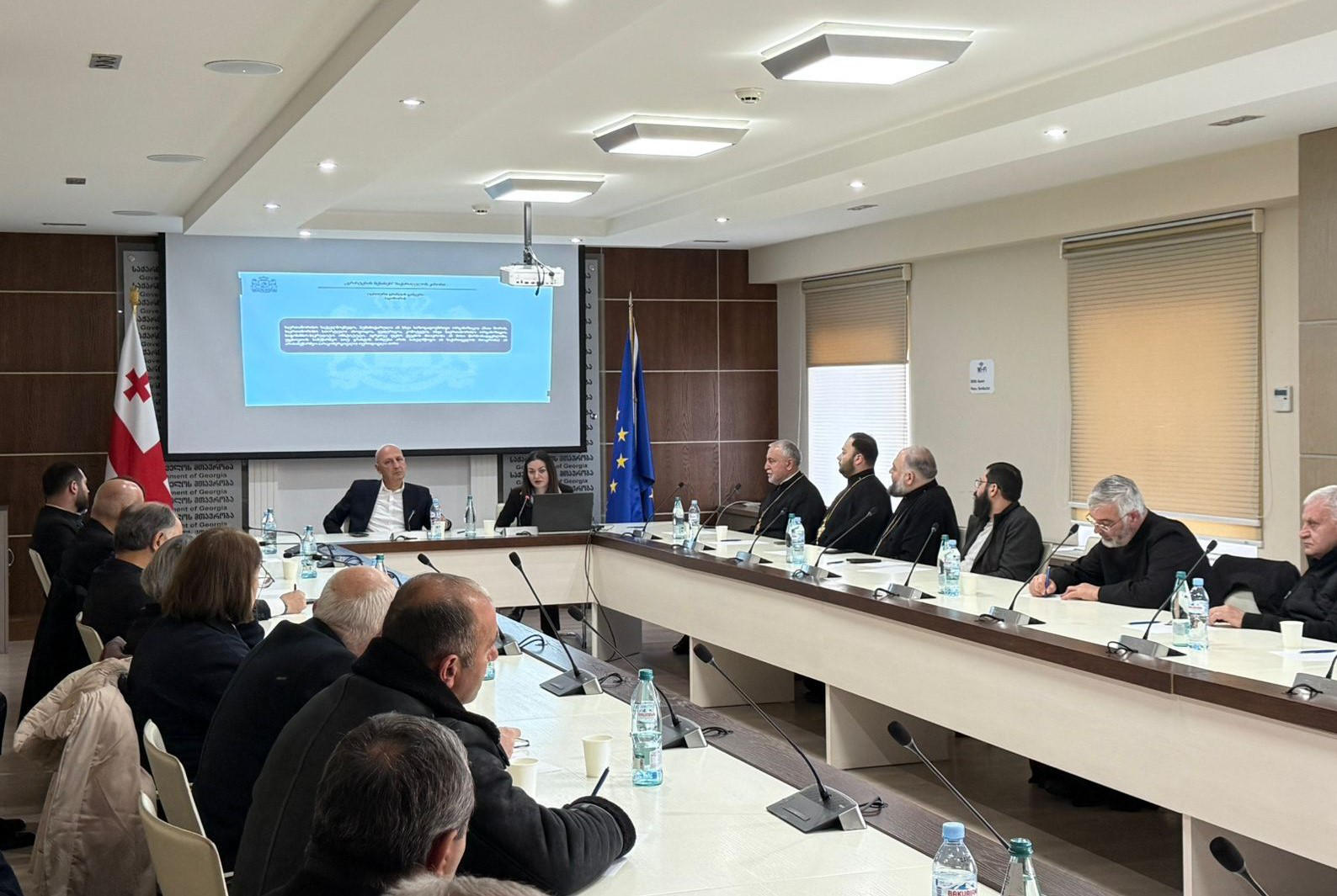 ინტერრელიგიური სათათბირო მთავრობის ადმინისტრაციის წარმომადგენელს შეხვდა