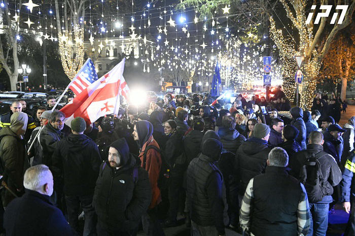 რუსთაველის გამზირზე საპროტესტო აქცია განახლდა - პოლიციამ მათ სიტყვიერი გაფრთხილება მისცა და საფეხმავლო გზის გათავისუფლებისკენ მოუწოდა