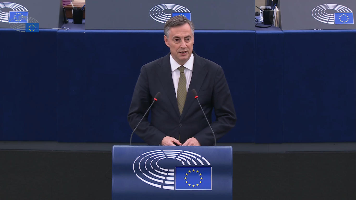 დევიდ მაკალისტერი - საქართველოში დემოკრატიის შემცირება, რომელიც აღინიშნება სახელმწიფოს მიტაცებით, სამოქალაქო საზოგადოების სასტიკი რეპრესირებით და საარჩევნო თაღლითობით, ყველასთვის შემაშფოთებელი უნდა იყოს