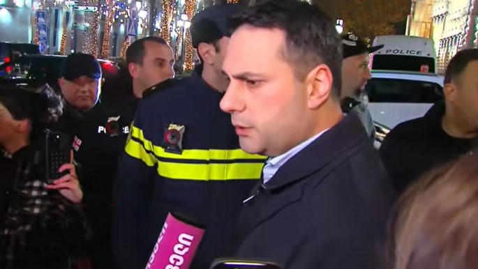 საპატრულო პოლიციის დეპარტამენტის დირექტორმა აქციის მონაწილეებს შეკრება/მანიფესტაციის კანონში შესული ცვლილებები პირადად განუმარტა და გააფრთხილა, რომ ახალი რეგულაციების აღსრულება „კანონის სრული სიმკაცრით“ მოხდება