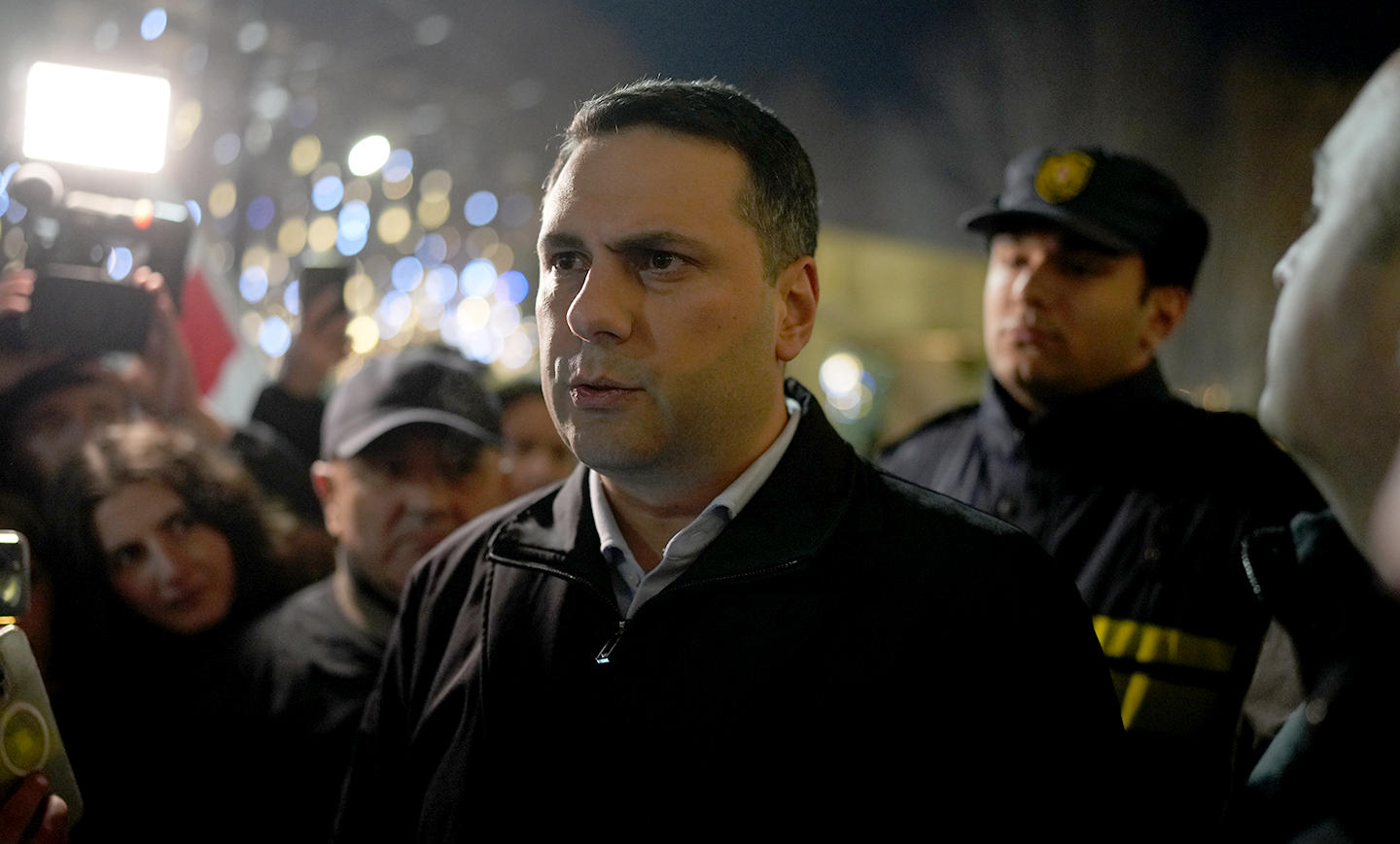 საპატრულო პოლიციის დეპარტამენტის დირექტორმა აქციის მონაწილეებს შეკრება/მანიფესტაციის კანონში შესული ცვლილებები პირადად განუმარტა და გააფრთხილა, რომ ახალი რეგულაციების აღსრულება „კანონის სრული სიმკაცრით“ მოხდება