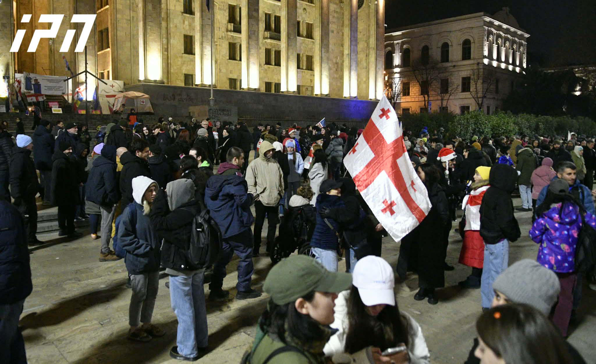 პარლამენტთან საპროტესტო აქცია მიმდინარეობს