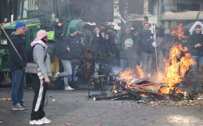 ევროპარლამენტის წინ ფერმერებმა კოცონი დაანთეს