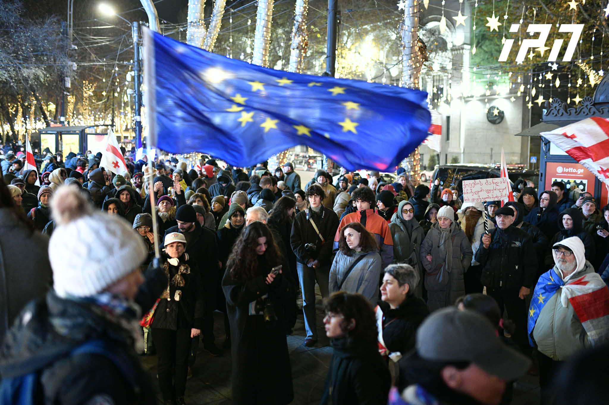 აქციის მონაწილეები საპროტესტო მსვლელობას მართავენ