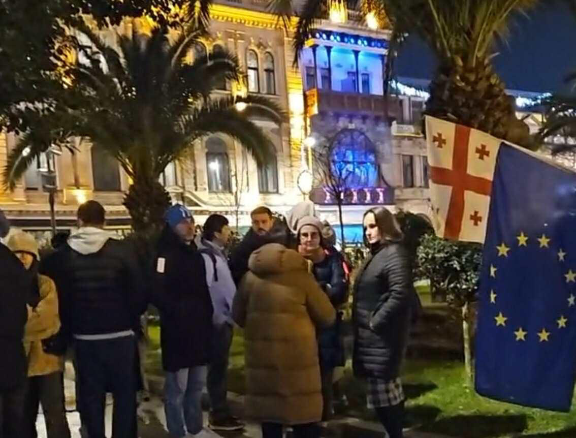 „საქართველოს ადგილი ევროპაშია“, - ამ ლოზუნგით ბათუმში, საკონსტიტუციო სასამართლოს შენობასთან აქცია გრძელდება