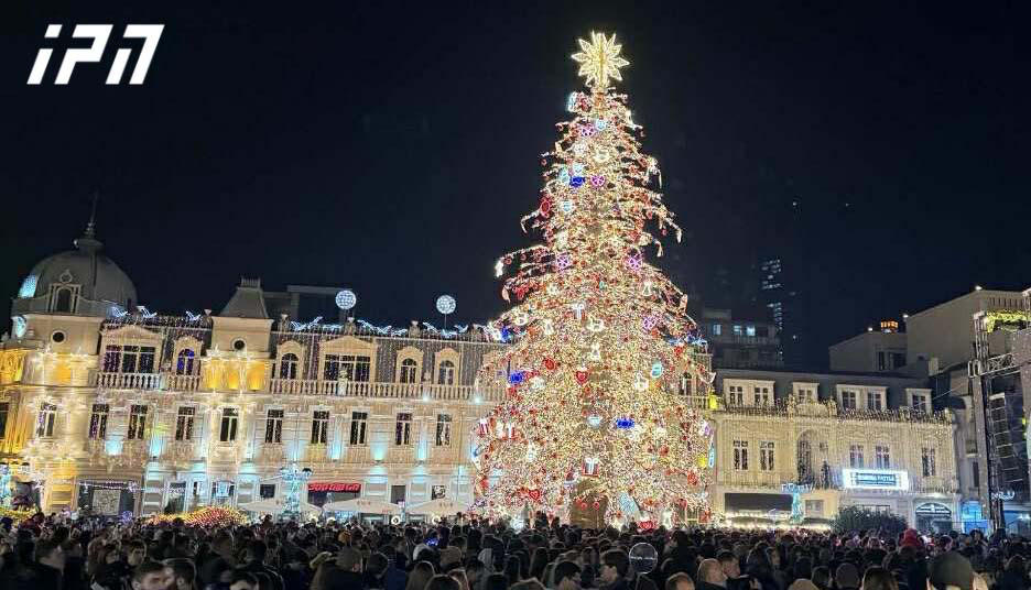 ბათუმში საახალწლო ნაძვის ხე აინთო