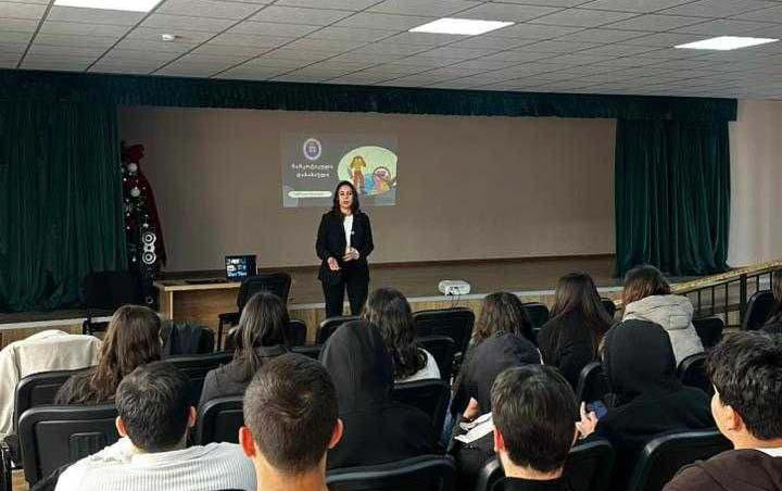 რუსთავის რაიონული პროკურატურის პროკურორებმა, ანტინარკოტიკული კამპანიის ფარგლებში გარდაბნის N1 საჯარო სკოლის მოსწავლეებთან საინფორმაციო შეხვედრა გამართეს
