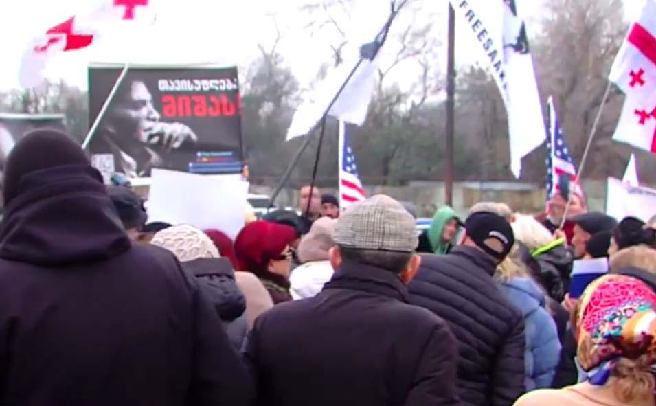 რუსთავის ციხესთან მიხეილ სააკაშვილის მხარდამჭერები აქცია გაიმართა