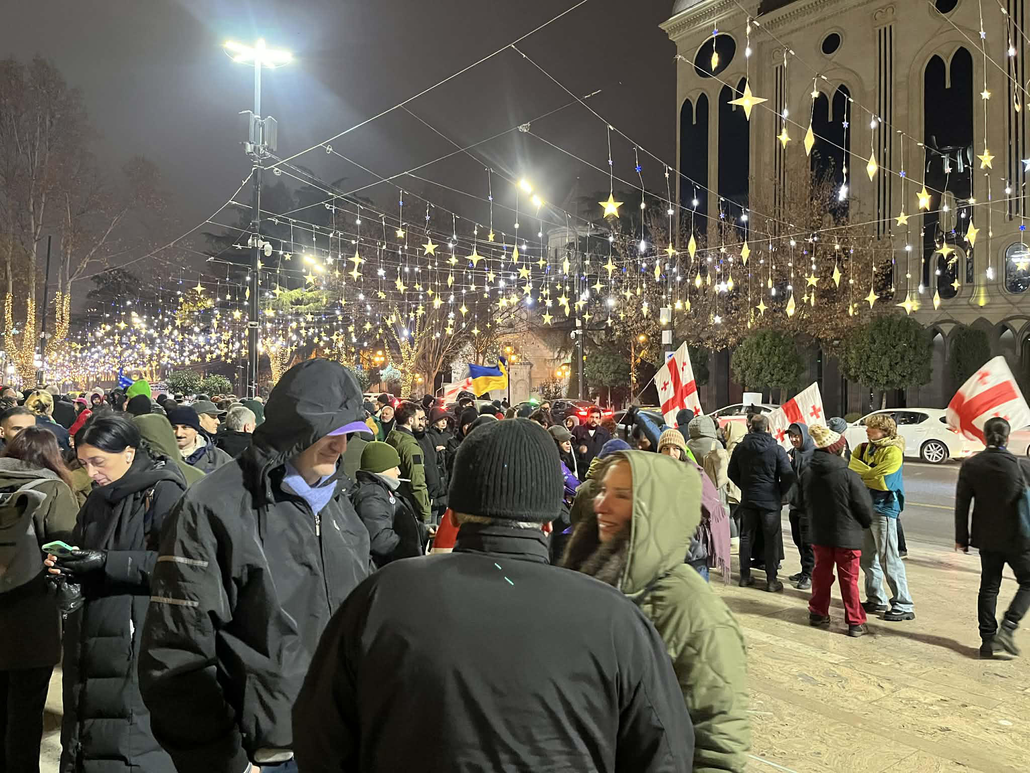 პარლამენტთან საპროტესტო აქცია გრძელდება