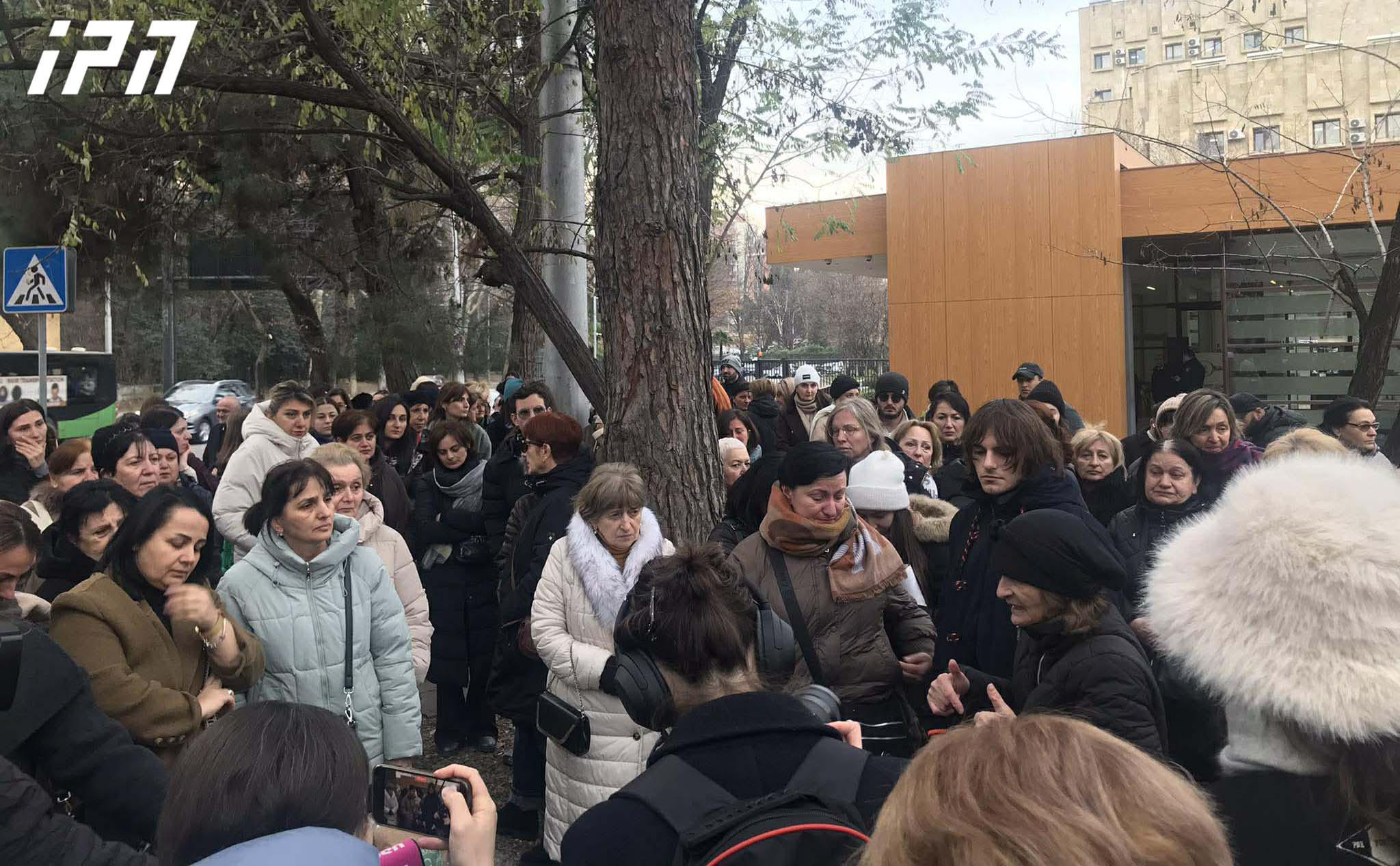 პროკურატურასთან, სადაც გიგა ავალიანის ოჯახის წევრები აქციას მართავენ, პროკურატურის თანამშრომლები მივიდნენ და შეხვედრა შესთავაზეს