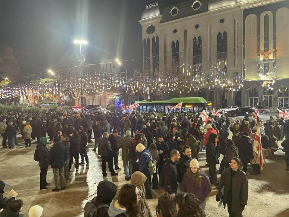 პარლამენტთან საპროტესტო აქცია მიმდინარეობს