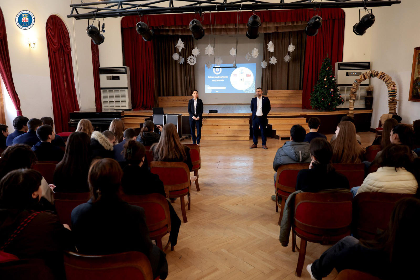 პროკურატურის წარმომადგენლებმა პირადი ცხოვრების ხელყოფის წინააღმდეგ ბრძოლის საკითხებზე თბილისის კლასიკურ გიმნაზიაში საინფორმაციო შეხვედრა გამართეს