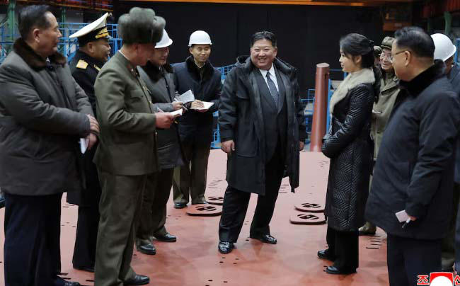 Reuters - კიმ ჩენ ინი სარაკეტო გამოცდას დაესწრო, რომლის მიზანი მაღალ სიმაღლეზე მოქმედი ახალი ტიპის რაკეტის შესაქმნელად სტრატეგიული ტექნოლოგიების შეფასება იყო