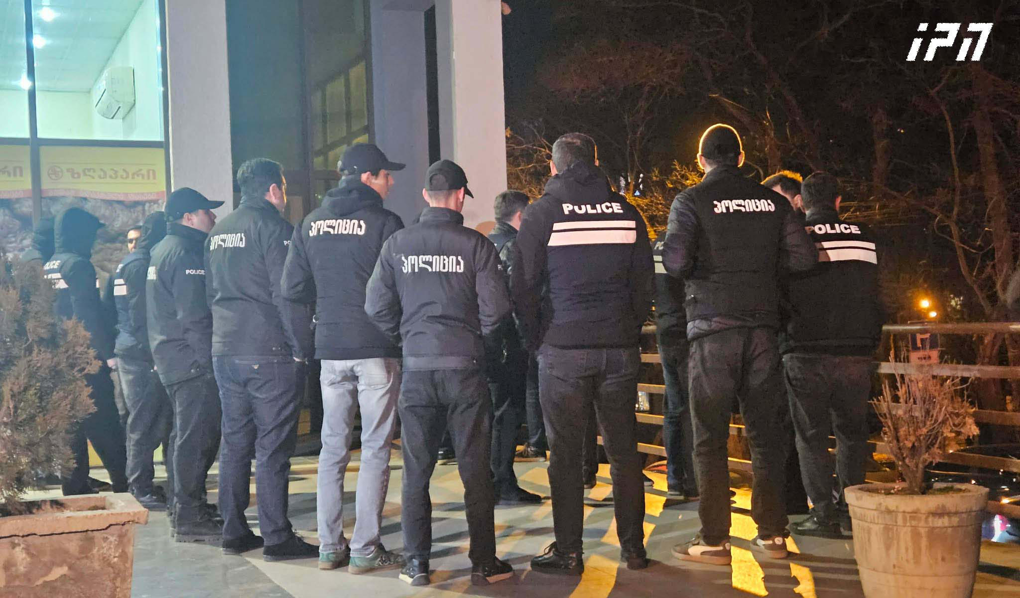 ნუცუბიძის ქუჩაზე მდებარე კორპუსთან, სადაც ბაჩო ახალაია ცხოვრობს, პოლიციაა მობილიზებული