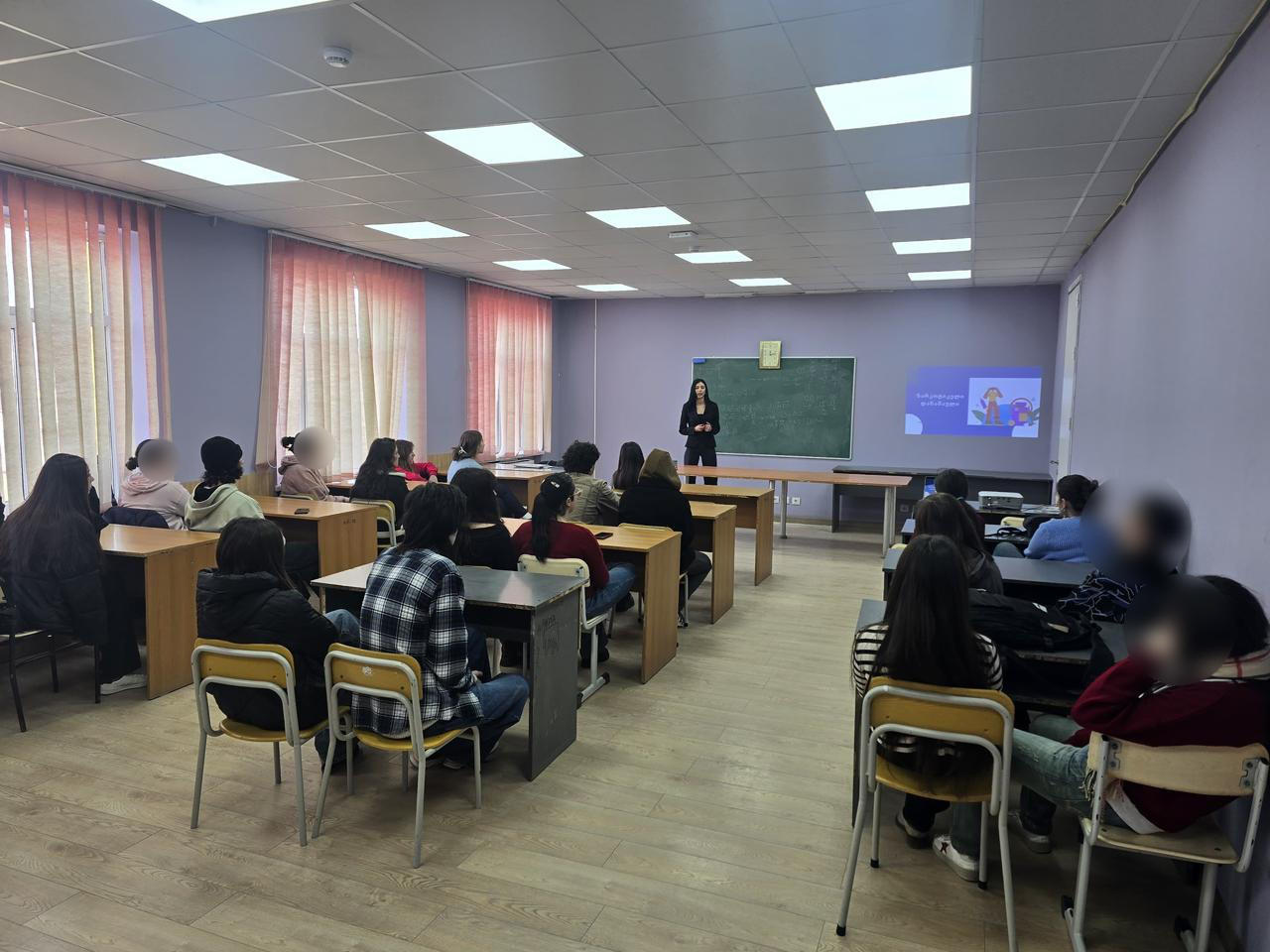 პროკურატურის მიერ ორგანიზებული ანტინარკოტიკული კამპანიის ფარგლებში რუსთავის N18 საჯარო სკოლაში მოსწავლეებთან საინფორმაციო შეხვედრა გაიმართა