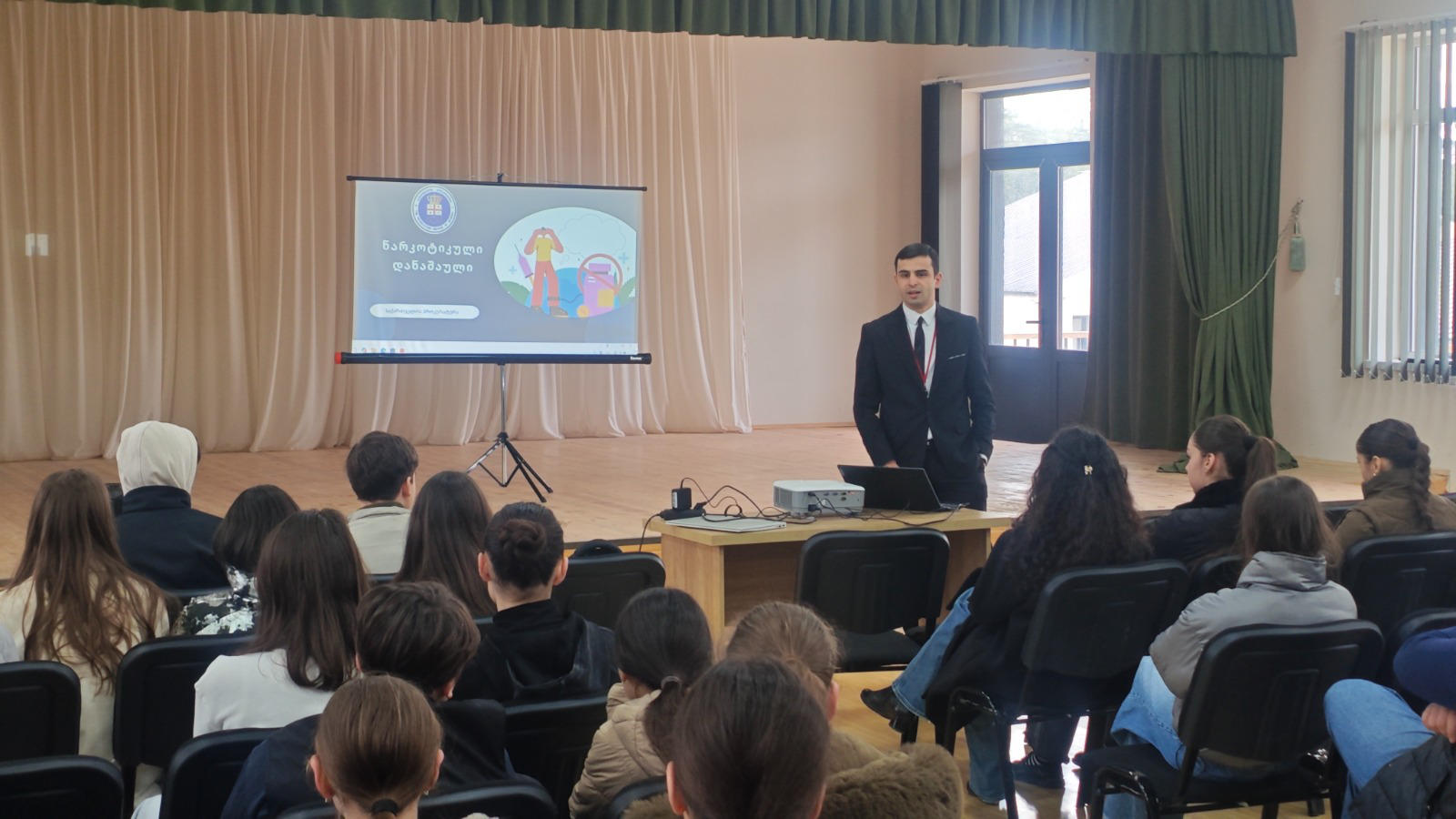 პროკურატურის მიერ ორგანიზებული ანტინარკოტიკული კამპანიის ფარგლებში, სენაკის რაიონული პროკურატურის პროკურორმა სკოლის მოსწავლეებთან შეხვედრა გამართა