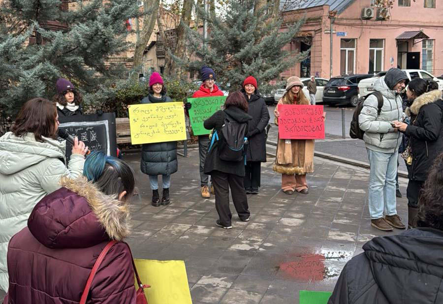 განათლების სამინისტროსთან აქცია, სახელწოდებით - „მშობელთა კრება“ მიმდინარეობს