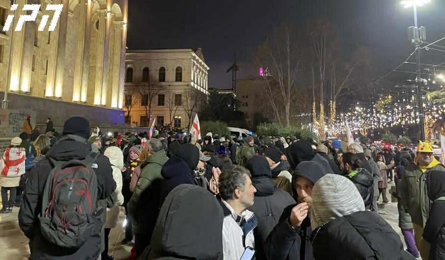 პარლამენტთან საპროტესტო აქცია მიმდინარეობს