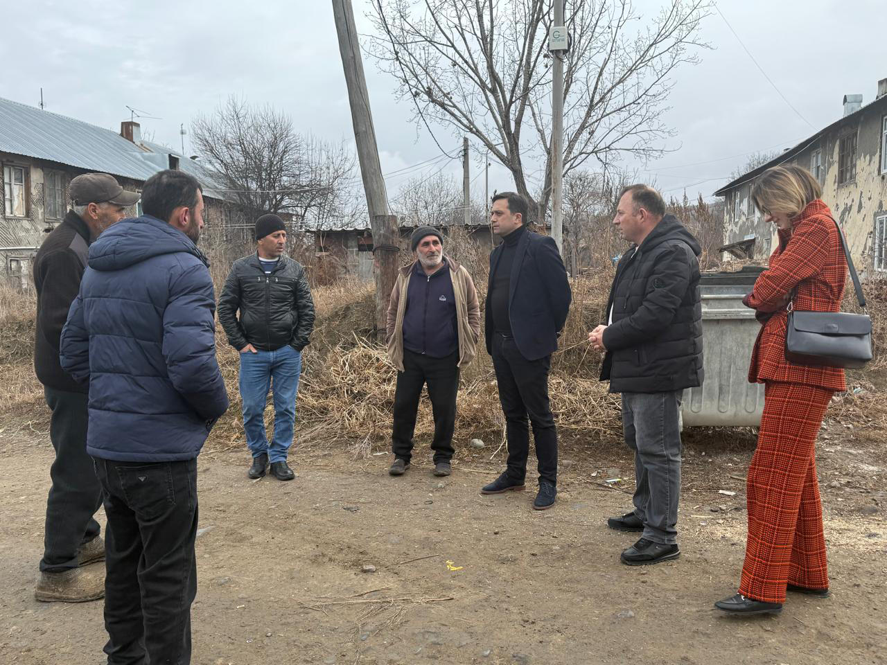 სახალხო დამცველის აპარატი - ლევან იოსელიანი სოფელ ვალეს შახტის დასახლებაში მცხოვრებ მოსახლეობას შეხვდა, სადაც 150-ზე მეტი ადამიანი მძიმე პირობებში ცხოვრობს
