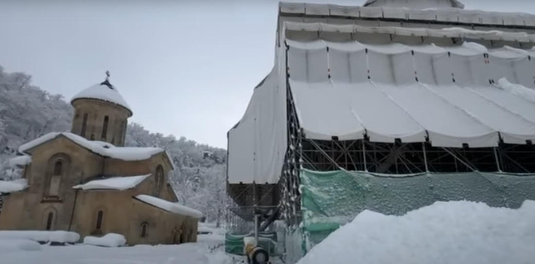 გელათის რეაბილიტაციის კომიტეტი - სპეციალურად მოწყობილი გამათბობელი აგრეგატები გასული ღამის განმავლობაში, ეფექტურად ასრულებდნენ თავის ფუნქციას, რამაც შესაძლებელი გახადა გადახურვის საფარი არ დამძიმებულიყო თოვლის გადაჭარბებული მასით