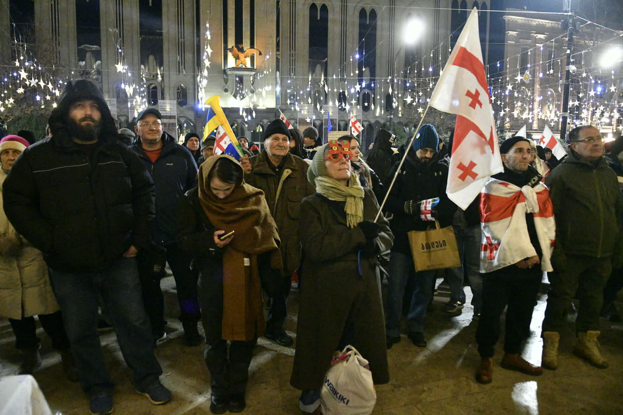 რუსთაველის გამზირზე შეკრებილებმა აქციების დროს დაკავებულების წერილები წაიკითხეს