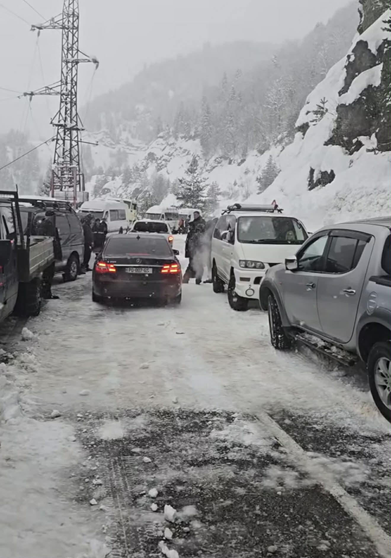 გზების დეპარტამენტი - მოქალაქეები, რომლებიც მესტიაში, ზვავის ჩამოწოლის გამო გვირაბში ჩარჩნენ, უსაფრთხოდ არიან გამოყვანილნი - მონაკვეთზე ყველა სახის ავტოტრანსპორტის მოძრაობა აკრძალულია