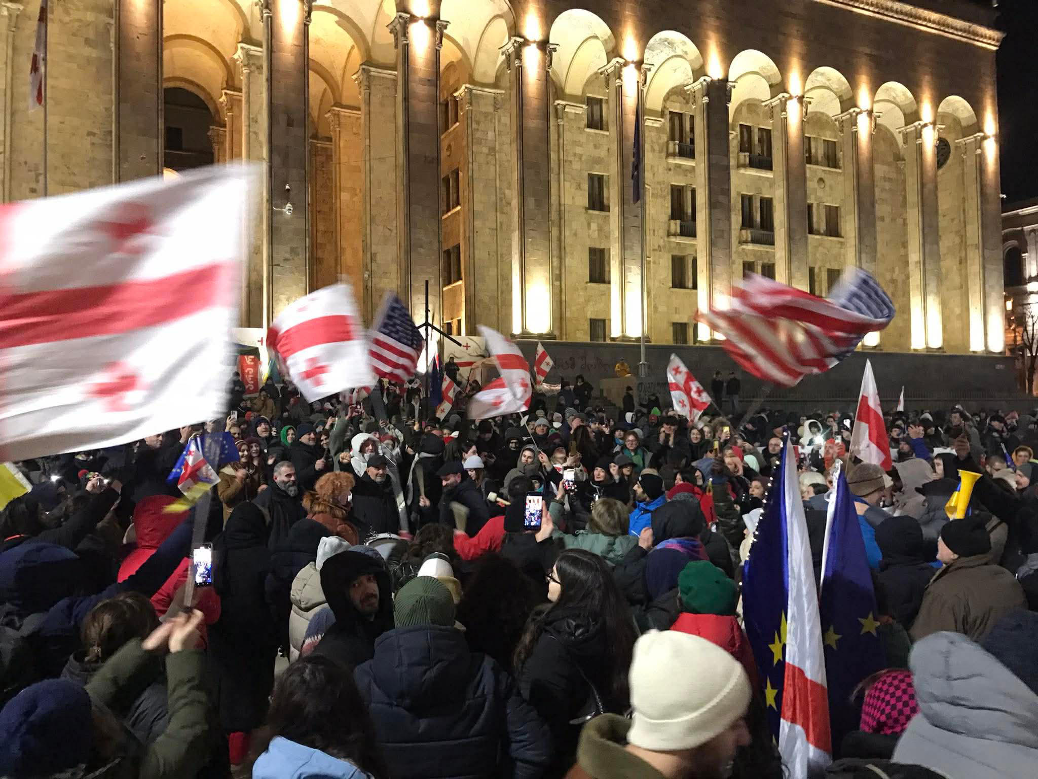 პარლამენტთან აქცია მიმდინარეობს