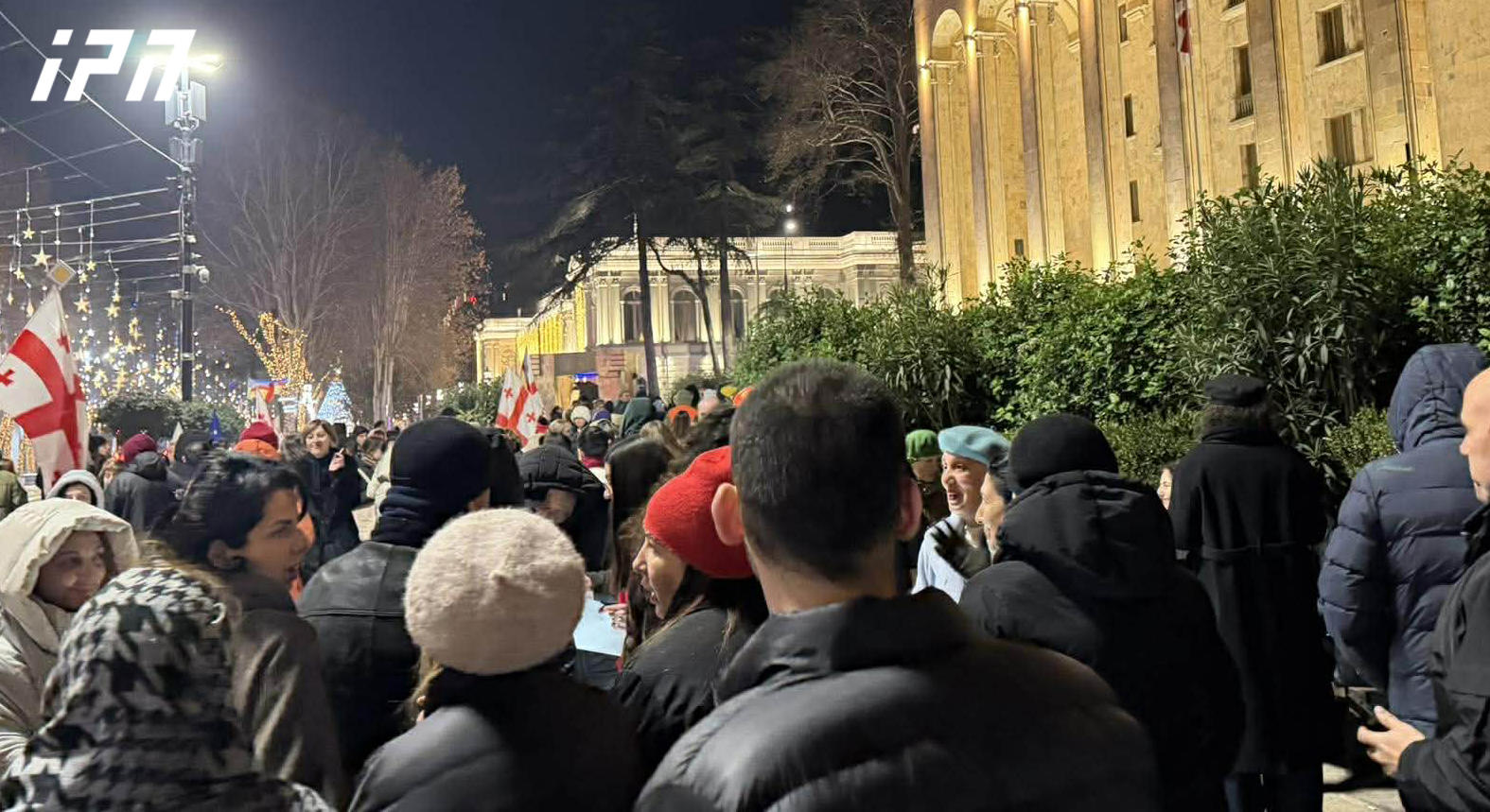 აქციის მონაწილეები პარლამენტთან შეიკრიბნენ და შობას ერთად შეხვდებიან