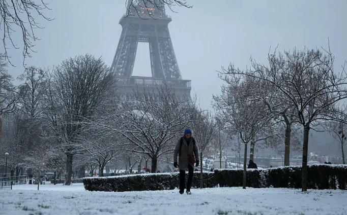 Reuters - ძლიერი თოვის გამო პარიზსა და ამსტერდამში საჰაერო, სარკინიგზო და საგზაო მიმოსვლა შეფერხდა