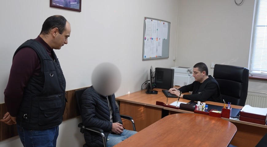 სამართალდამცავებმა ზუგდიდში, სუპერმარკეტში მომხდარი ყაჩაღობის ბრალდებით ერთი პირი დააკავეს