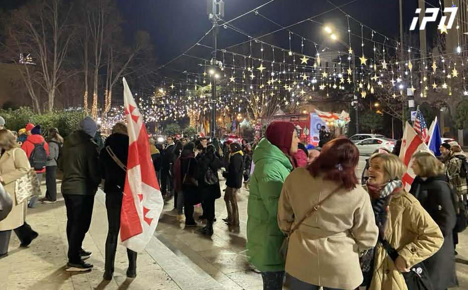 პარლამენტთან საპროტესტო აქცია მიმდინარეობს