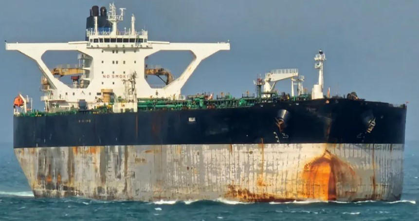 რუსეთმა ნავთობტანკერის დასაცავად, რომელსაც ატლანტის ოკეანეში აშშ-ის ძალები მიჰყვებიან, სამხედრო ხომალდები გაგზავნა