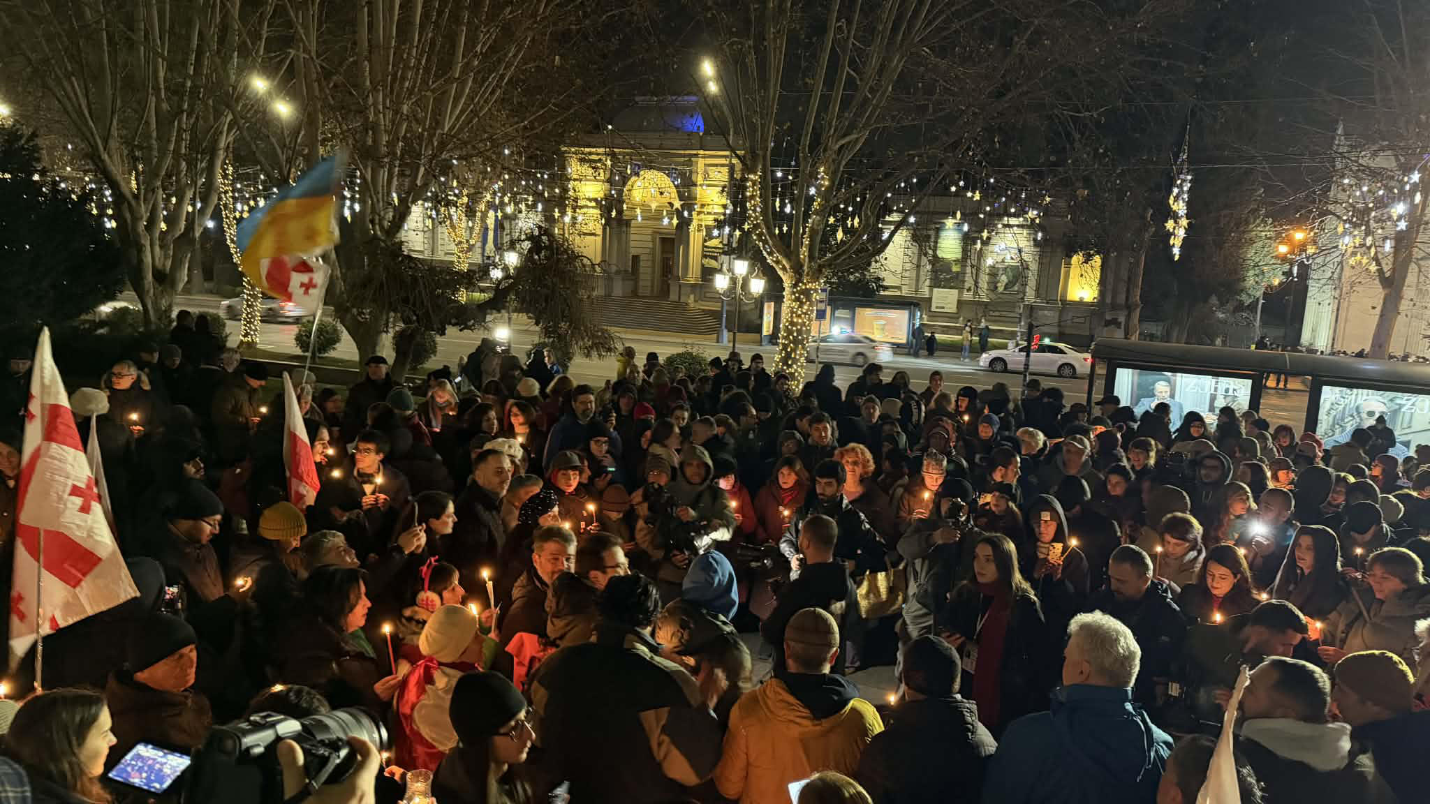 აქციის მონაწილეებმა შობა რუსთაველის გამზირზე აღნიშნეს - შეასრულეს „ალილო“ და სანთლები აანთეს