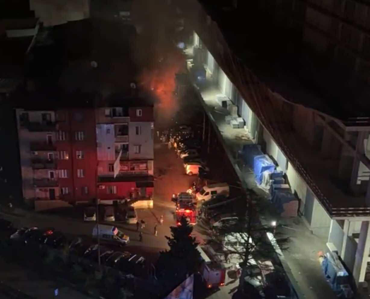 ბათუმში, ბაგრატიონის ქუჩაზე მდებარე კორპუსის ერთ-ერთ ბინაში ხანძარია