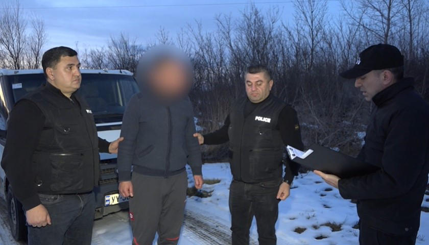 შსს - თბილისში, ერთ-ერთ საცხოვრებელ ბინაში პირი მოტყუებით აიყვანეს და სიცოცხლის მოსპობის მუქარით 6 000 ლარი გამოსძალეს, ასევე მოსთხოვეს მათ სახელზე არსებული 32 000 ლარის ოდენობის დავალიანების დაფარვა - პოლიციამ ორი პირი დააკავა