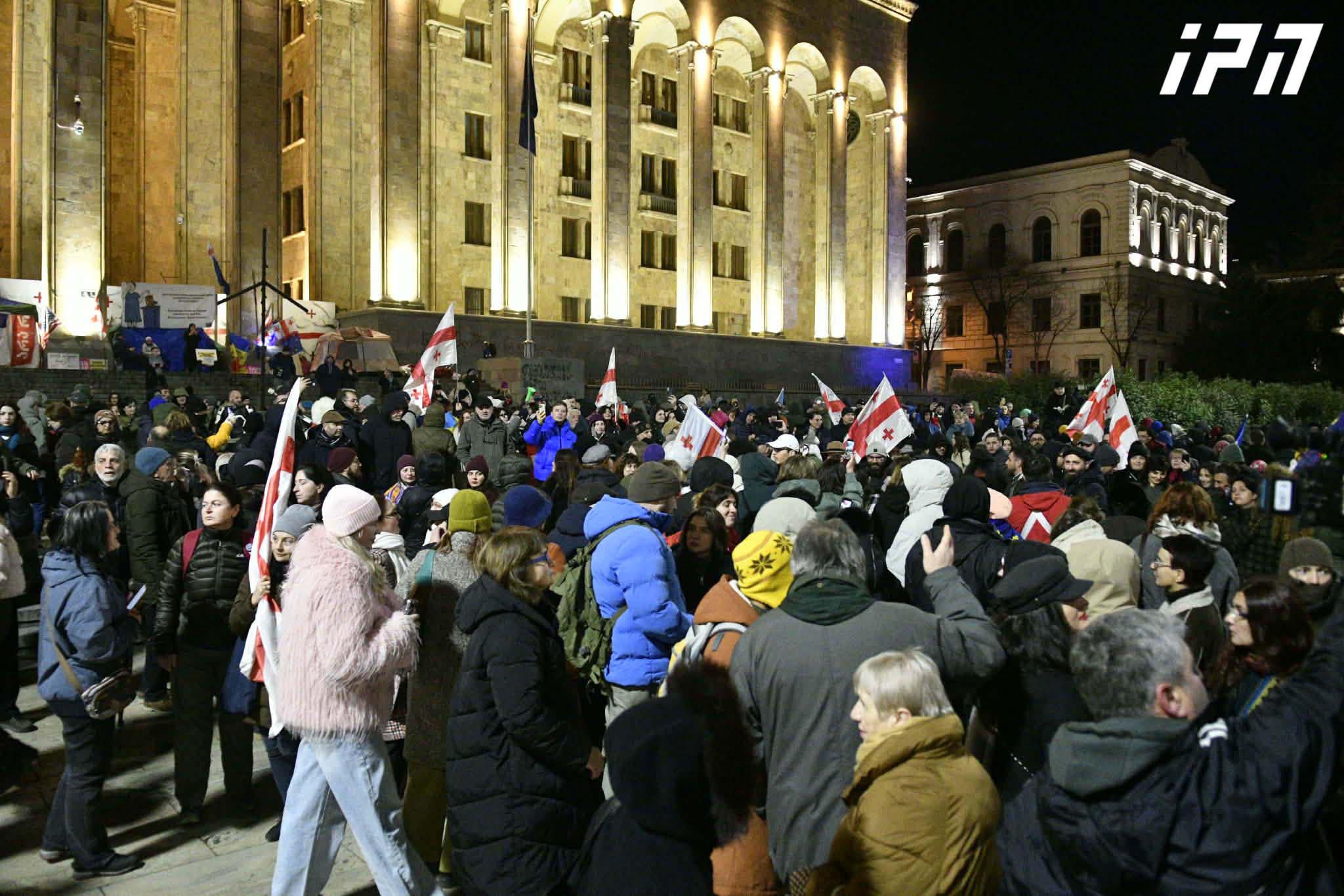საპროტესტო აქციის მონაწილეები ფილარმონიიდან მსვლელობით პარლამენტთან მივიდნენ