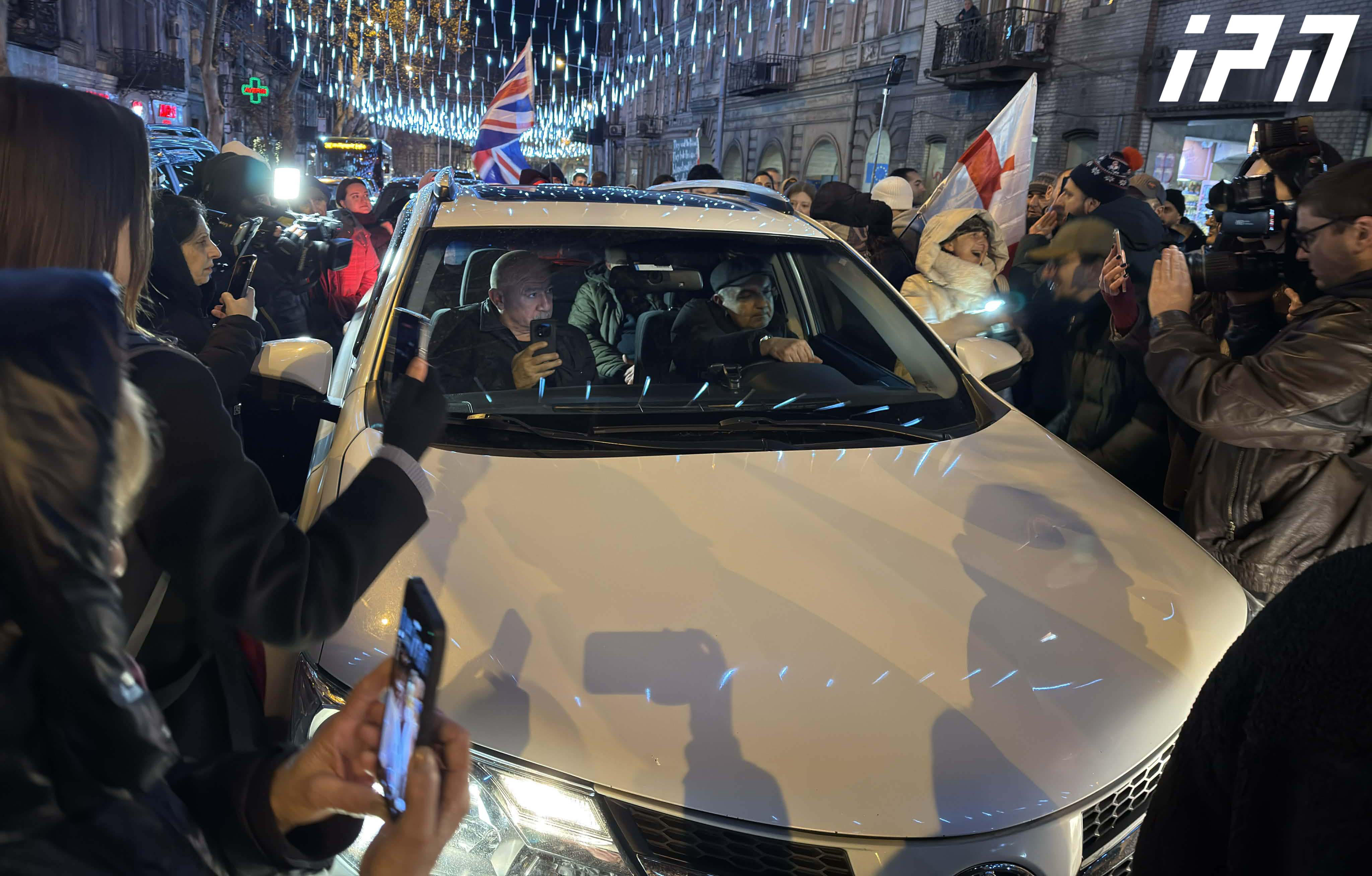 საპროტესტო მსვლელობის მონაწილეებმა მანქანა, რომელშიც ვასილ მაღლაფერიძე იმყოფებოდა, რამდენიმე წუთით შეაფერხეს - ისინი სკანდირებდნენ: „საზოგადოებრივი მაუწყებელი არის ხალხის“, „თავისუფლება რეჟიმის ტყვეებს“