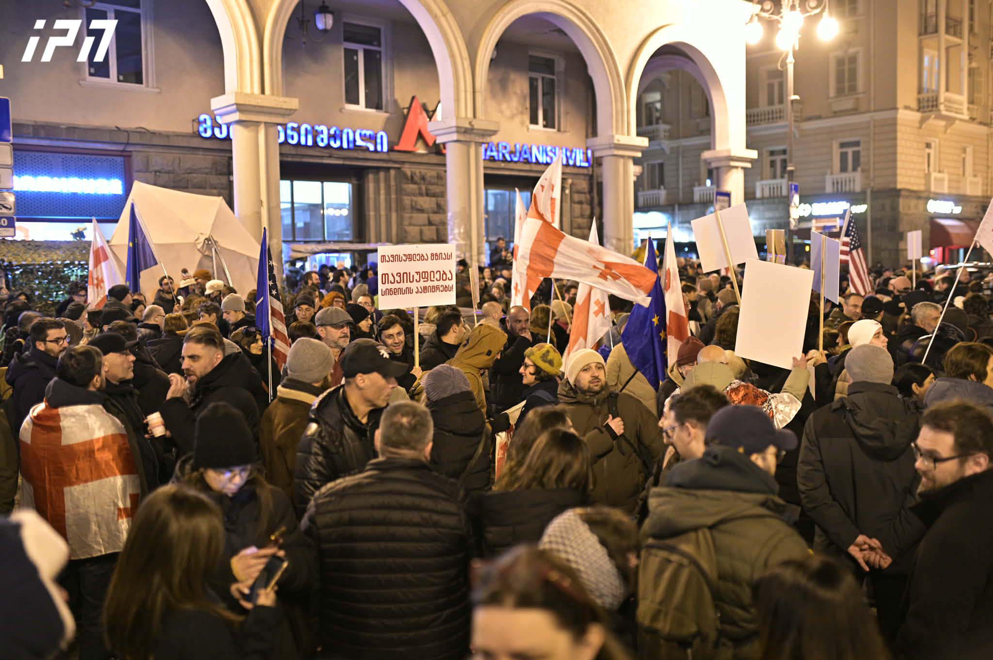 მარჯანიშვილის მეტროსთან მზია ამაღლობელის სოლიდარობის ნიშნად მოქალაქეები იკრიბებიან - ისინი პარლამენტისკენ მსვლელობას მოაწყობენ