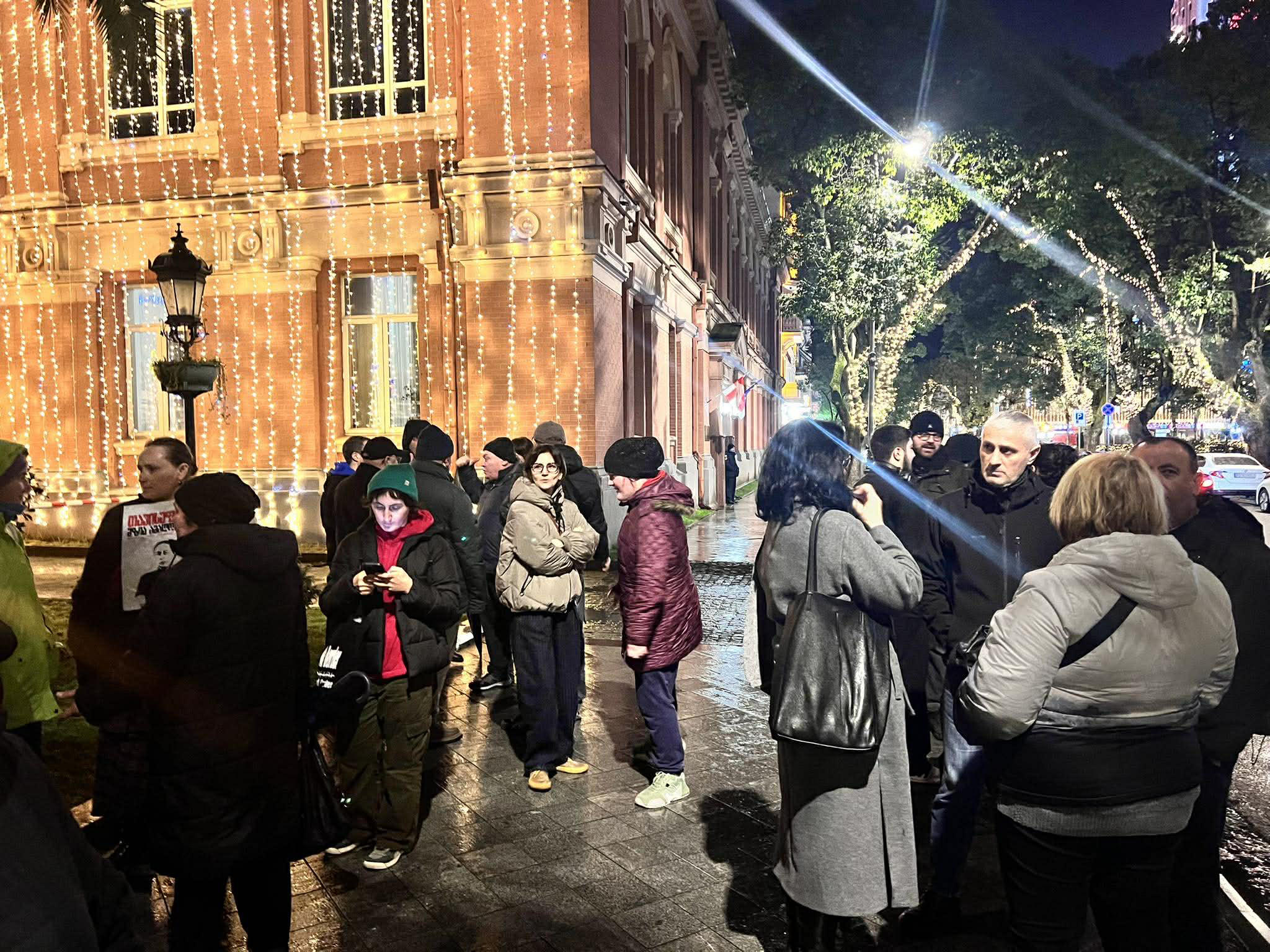 საკონსტიტუციო სასამართლოსთან მზია ამაღლობელის მხარდამჭერი აქცია მიმდინარეობს - შეკრებილები აჭარის პოლიციის ყოფილი მაღალჩინოსნების დასჯას მოითხოვენ