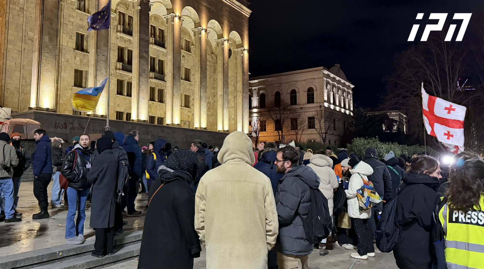 პარლამენტთან საპროტესტო აქცია მიმდინარეობს