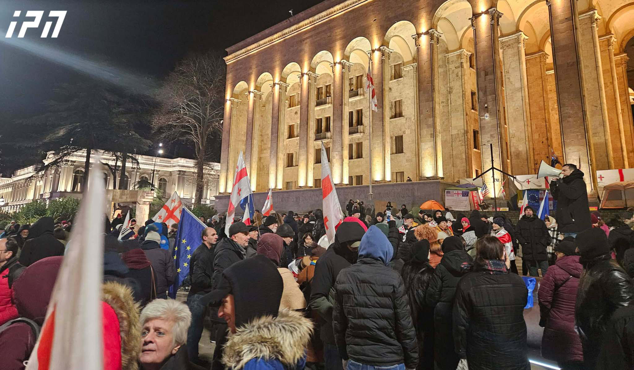 პარლამენტთან საპროტესტო აქცია მიმდინარეობს