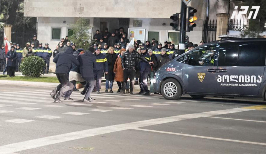 ირანის საელჩოსთან აქციის მონაწილე დააკავეს