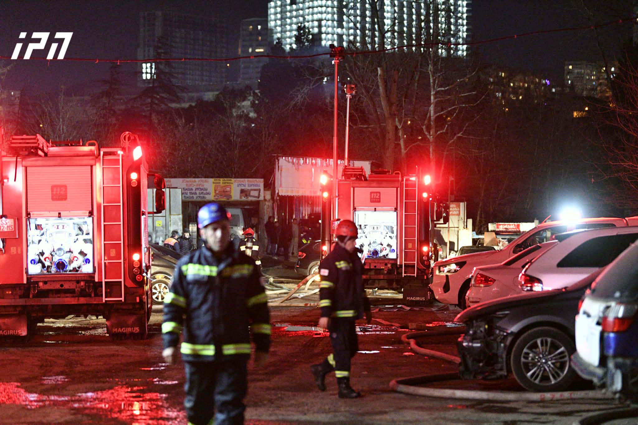 დიღომში ავტომობილების სახელოსნო იწვის