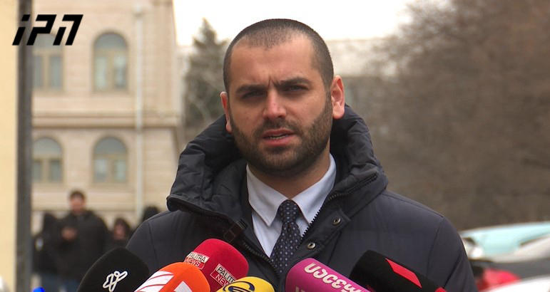 პროკურორი - ჯგუფური ძალადობის დროს აუცილებელი არ არის, ყველა ბრალდებული ყველა ქმედებას ახორციელებდეს - ჩანაწერებში ჩანს, რომ ზოგიერთი შეიჭრა პრეზიდენტის სასახლეში, ზოგიერთი პოლიციელზე ძალადობს, ზოგიერთი წვავს ინვენტარს