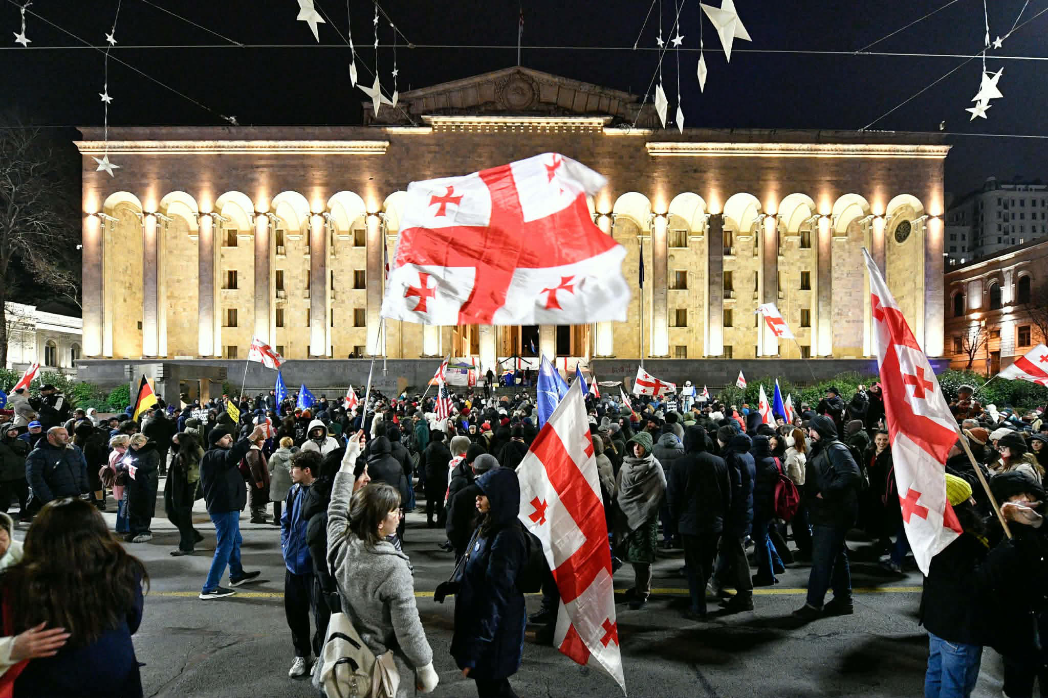 პარლამენტთან აქცია მიმდინარეობს