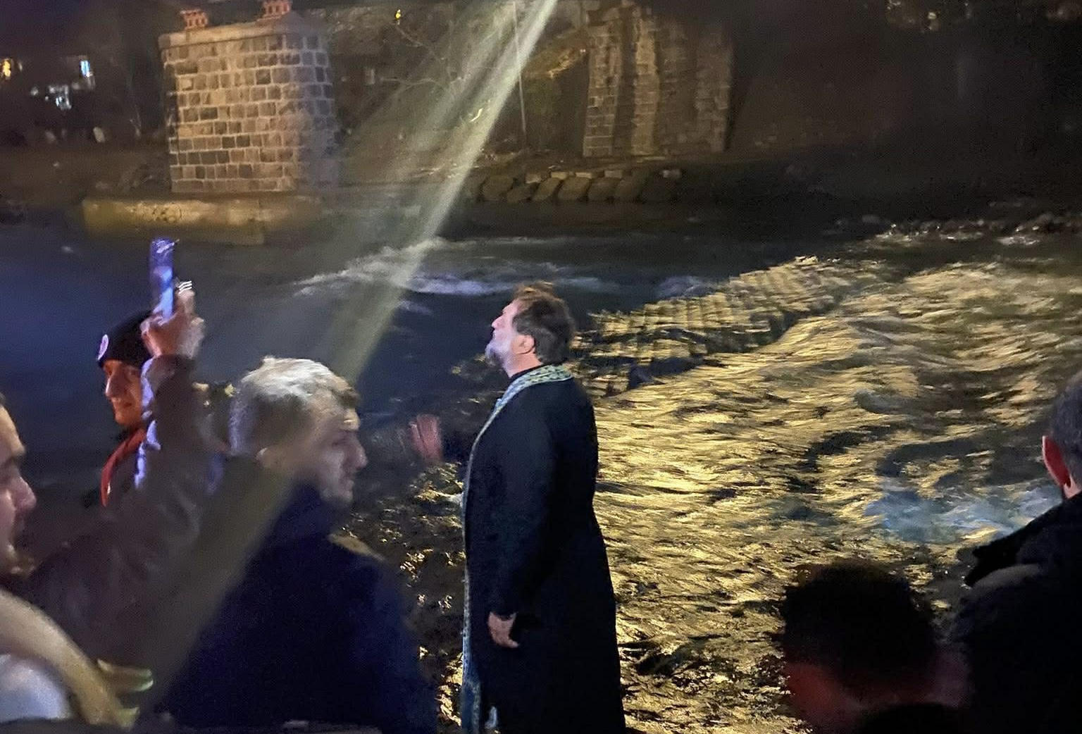 ბათუმში ნათლისღების დღესასწაული მორწმუნეებმა ზღვაში შესვლის ტრადიციით აღნიშნეს